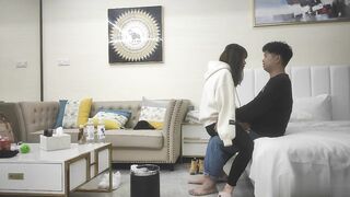 【麻花免费视频】休学中大学妹子带上眼镜挺斯文跪着猛吸屌