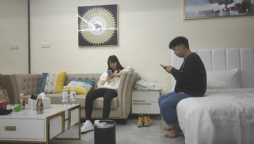 【麻花免费视频】休学中大学妹子带上眼镜挺斯文跪着猛吸屌