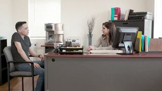 【麻花免费视频】凯拉·克罗夫特正在寻找森林中的子宫