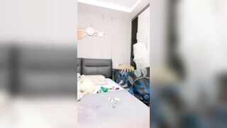 【麻花免费视频】大屌爆菊双洞齐开后入视角爆操菊花滴风油精