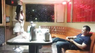 【麻花免费视频】探花炮哥全网商K选妃一排美女灯红酒绿下裸体