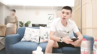 【麻花免费视频】约裙子妹子3P啪啪近距离拍摄两个一起玩弄口交