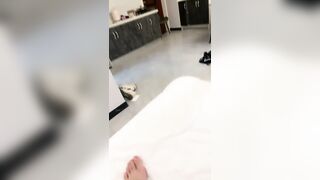 【麻花传媒视频】甜美面孔瘦瘦模特女神主动掰穴卖力深喉大战