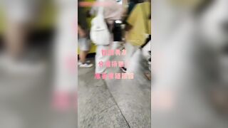 【麻花传媒视频】干了我不敢干的事，色胆包天重磅推荐【团队协作地铁公交围猎少女少妇】三人把很美的少女顶臀吓哭了 好害怕！