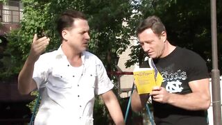 【麻花传媒视频】性感和好奇的亚洲女学生被两只自愿大鸡巴抽插