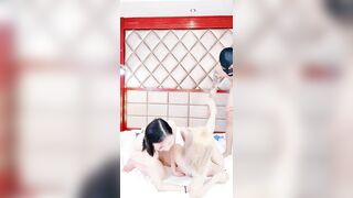 【麻花传媒视频】白发粉穴少女自己掰穴邀请鸡巴进入狂插子宫