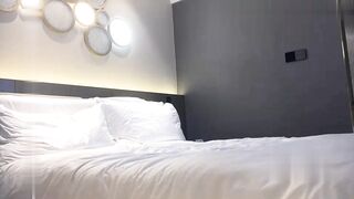 【麻花免费视频】一米七几的九头身高个子女神走T台肯定有气势