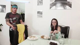 【麻花免费视频】凯蒂·罗斯骑着他的鸡巴想着她男友给他精液