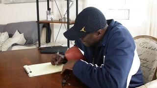 【麻花免费视频】卡莉·格雷被列克星敦·斯蒂尔 操得很紧流水