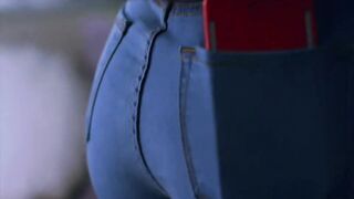 【麻花免费视频】金发女郎想要和陌生人的黑鸡巴做爱后入