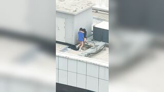 【麻花免费视频】天台门事件中学情侣翘课跑到商场天台啪啪解锁各种姿势围观吃瓜群众看得口干舌燥