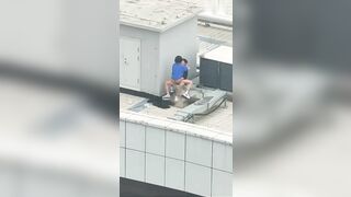 【麻花免费视频】天台门事件中学情侣翘课跑到商场天台啪啪解锁各种姿势围观吃瓜群众看得口干舌燥