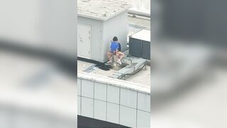 【麻花免费视频】天台门事件中学情侣翘课跑到商场天台啪啪解锁各种姿势围观吃瓜群众看得口干舌燥