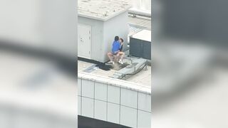 【麻花免费视频】天台门事件中学情侣翘课跑到商场天台啪啪解锁各种姿势围观吃瓜群众看得口干舌燥