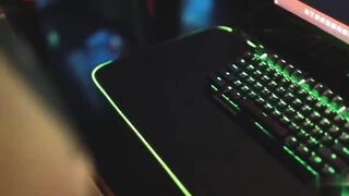 【麻花免费视频】婕咪漂泊在网咖渡日的少女 睡梦中被扒光啪啪啪大奶子乱颤