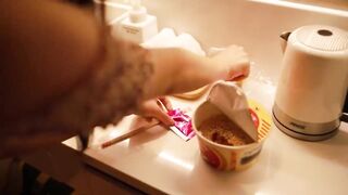 【麻花免费视频】婕咪漂泊在网咖渡日的少女 睡梦中被扒光啪啪啪大奶子乱颤