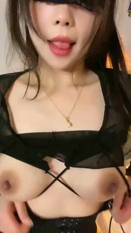【麻花免费视频】极品淫荡小骚货大奶黑丝美臀怼在镜头前骑乘