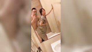 【麻花免费视频】热门事件 哈尔滨某商场卫生间里惊现已婚男女偷情事件男的还拿手机自拍全程露脸