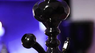 【麻花免费视频】天然黑发美女凯莉鸡巴上滑动湿漉漉的阴户