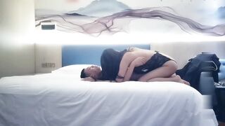 【麻花免费视频】长发嫩妹主动吃鸡巴不断高潮刺激蛋蛋呻吟