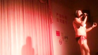 【麻花免费视频】偏远乡镇草根艳舞团小剧场载歌载舞不健康裸舞表演