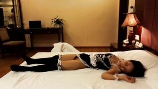 【麻花免费视频】猥琐摄影师找兼职模特私拍下药迷翻玩她的小黑鲍