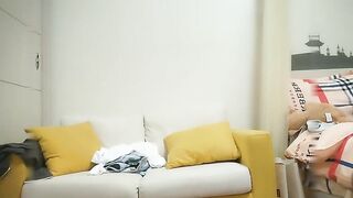 【麻花免费视频】五千元再约网红脸台湾模特无套内射拍逼留念