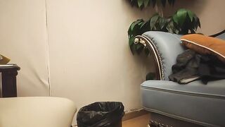 【麻花免费视频】眼镜知性人妻穿上的衣服再脱下来沙发近景激战