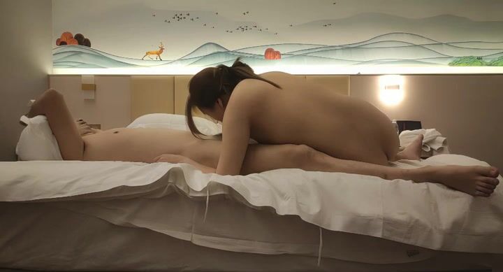 【麻花免费视频】外围小姐姐粉胸翘臀带来温柔细致的巅峰体验