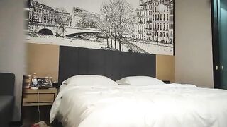 【麻花免费视频】约牛仔裤性感大奶妹子啪啪穿上连体丝袜后入