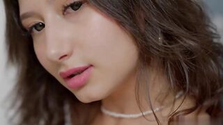 【麻花免费视频】巨乳宝贝洛拉·布雷德利给男友一个闷热的惊喜