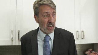 【麻花免费视频】库克偷窥丈夫喜欢看他曲线优美的妻子操他的朋友