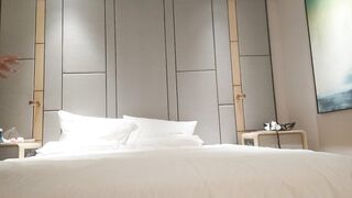 【麻花免费视频】激情4P两根屌轮流舔操的受不了带上脚铐SM