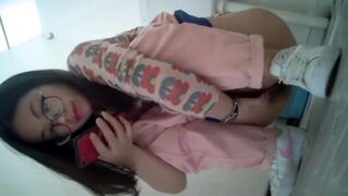 【麻花免费视频】【厕拍系列】商场全景偷拍美女嘘嘘，意外收获拍到妹子在里面自慰！