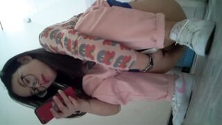 【麻花免费视频】【厕拍系列】商场全景偷拍美女嘘嘘，意外收获拍到妹子在里面自慰！