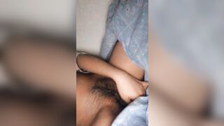 【麻花免费视频】大一妹子室友都睡觉了在床上跟男友视频抠逼