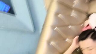 KTV保健沙发操黑丝小美女，还有几个人在喝酒唱歌，年轻人真的会玩啊！