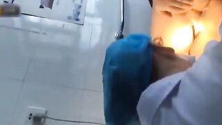 【麻花免费视频】国内某肛肠医院内部职工患者治疗屁眼前乳女卫生间偷拍护士！