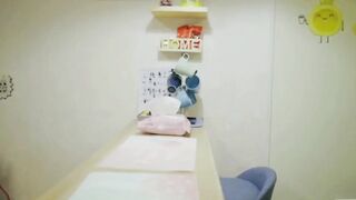 【麻花免费视频】姐姐给我下面吃，我却想吃她下面，趁换衣服强上这就是对姐姐的爱