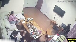 【麻花免费视频】婆婆爆料监控视频：淄博董事长性侵儿媳妇，监控真实还原乱伦真相
