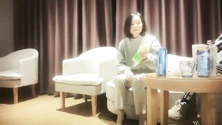 【麻花免费视频】开车接上美容院工作的良家少妇到酒店操逼，看着文静上了床之后操起来嘎嘎骚！