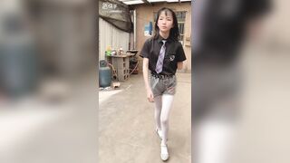 【麻花免费视频】快手艺公主网红刚发育的小萝莉被生父乱伦事件流出，极品一线天逼型！