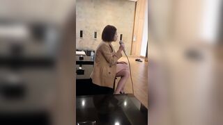 【麻花免费视频】过生日请短发女同事唱k,然后激情肉搏没想到平时挺矜持的女人竟然大量喷水