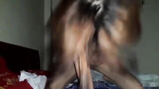 【麻花免费视频】校外反差零零后被精神小伙爆操内射！