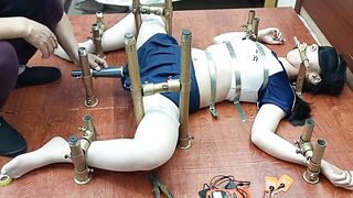 【麻花免费视频】【超级虐待女奴】头戴钢盔，嘴带刑具，电钻钻逼