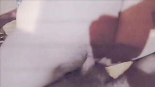 【麻花免费视频】偷情嫂子，嫂子翘着屁股玩手机，我没忍住后入了她