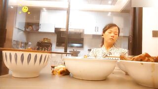 【麻花免费视频】工商银行副行长偷情下属老婆，家中啤酒助兴，无套内射