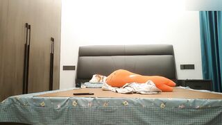 【麻花免费视频】工商银行副行长偷情下属老婆，家中啤酒助兴，无套内射