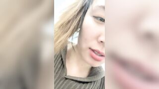 【麻花免费视频】美女厂妹上班偷偷直播，刷礼物就给你看逼