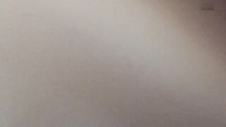 【麻花免费视频】背着闺蜜与她男友偷情，操的正激烈闺蜜突然打电话来了